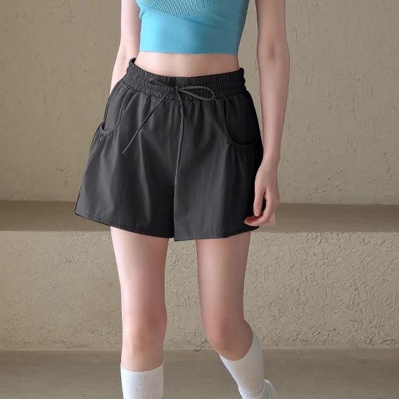 2026 Damen Doppellagige Sportshorts: Figurschmeichelnde Sommerkleidung zur Kaschierung von Makeln für Laufen, Training und Yoga.