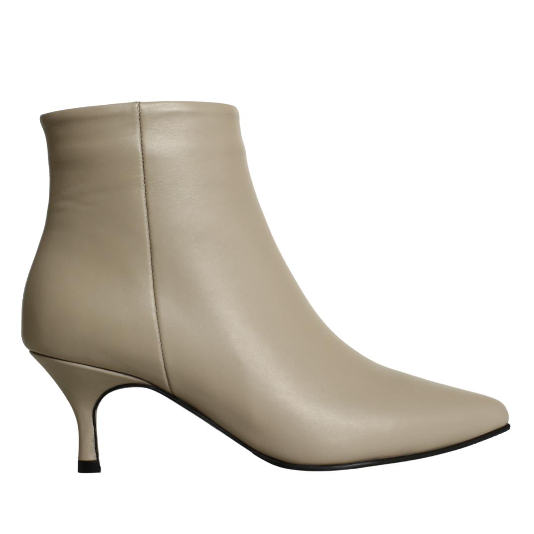 

Женские зимние сапоги из натуральной кожи на низком каблуке 35