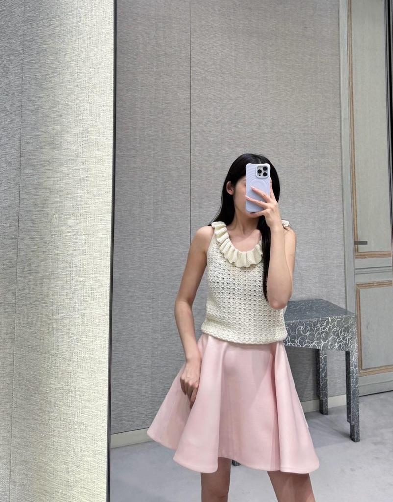 Dilraba-Inspired Ruffled Sleeveless Knit Vest - Light Luxury, Casual, Versatile Hollow Design.