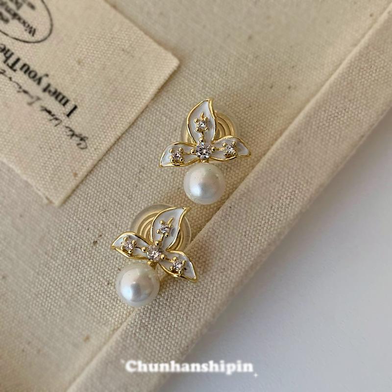 Light Luxury Camellia Design Stud Earrings Women's Fashion Pearl Earrings Without Ear Clips Versatile Mosquito Coil Disc Earrings