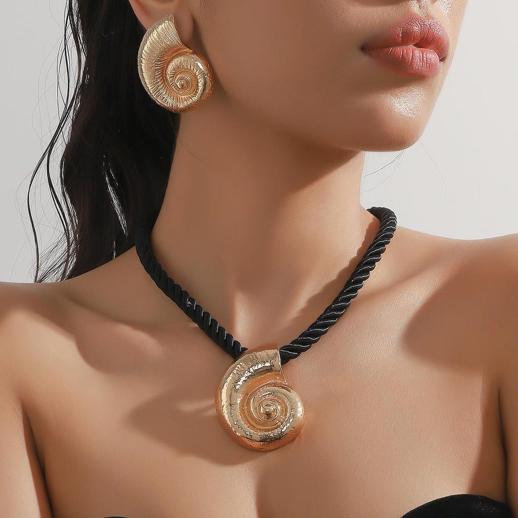 European-American Starfish Necklace & Earring Set: High-End Clavicle Chain, Light Luxury Vacation Style for Women.