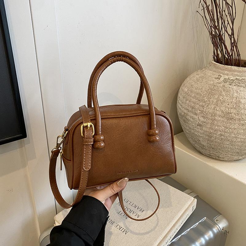 Niche design bag women's 2025 new autumn and winter versatile shoulder messenger bag Korean version ins portable pillow bag