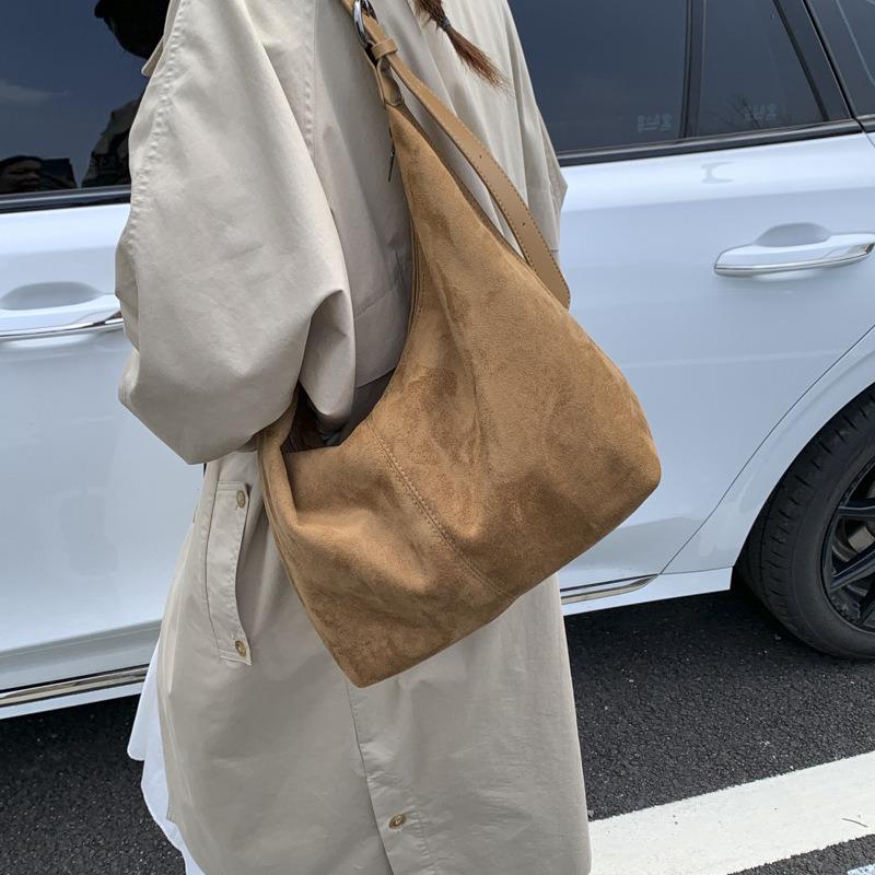 Nischen-Design Knödeltasche Herbst und Winter Wildleder-Oberfläche Retro Pendler Schulter Messenger Tragetasche