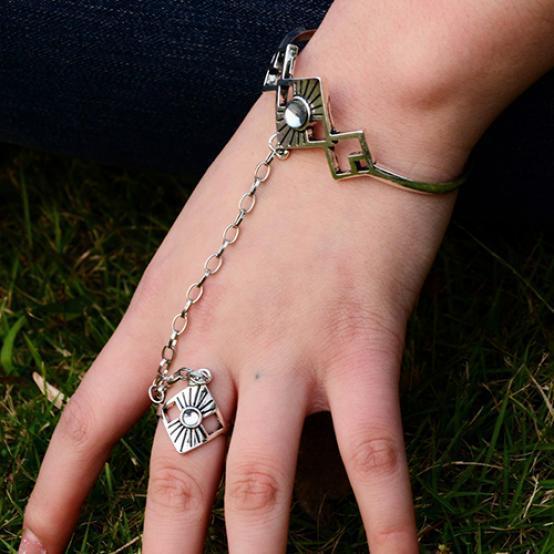 Celebrity Vintage Chain Tassel Bracelet Bangle Slave Finger Ring Hand Harness SH Celebrity Vintage Chain Tassel Bracelet Bangle Slave Finger Ring Hand Harness SH