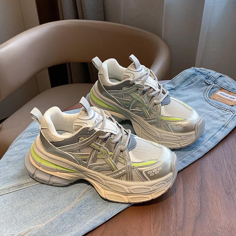 Star thick-soled Forrest Gump shoes 2025 new versatile and lightweight muffin explosion inner height increase dad shoes sports little white shoes