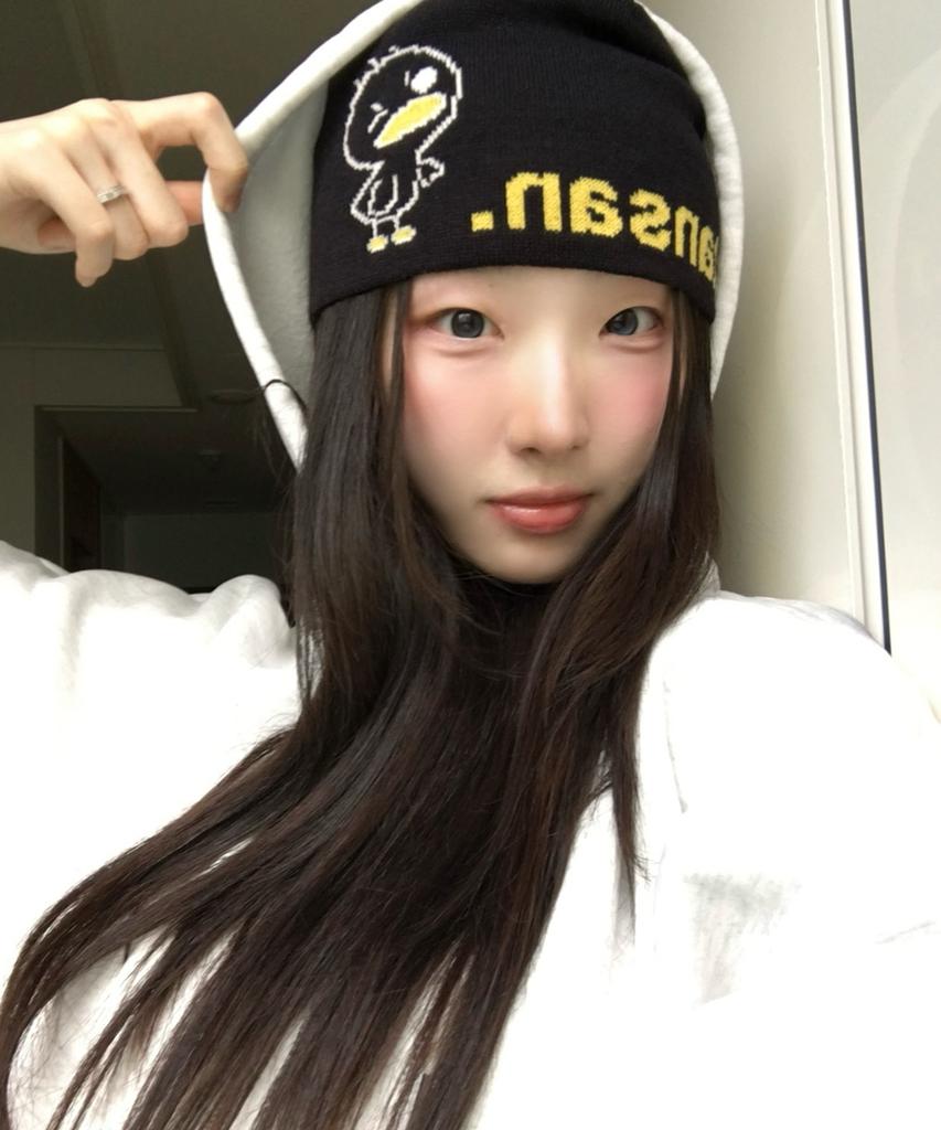 Tansanmageunesyum Hello Jadoo X Carbonated Chicken Beanie (Black)