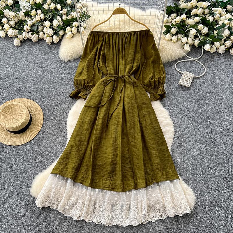 

Милое женское платье с вырезом-лодочкой, длинными рукавами-фонариками, бандажной сборкой на талии, вставками из кружева, свободного А-силуэта One Size зелёный