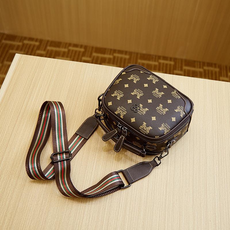 New fashionable versatile shoulder messenger bag niche portable women's bag bag