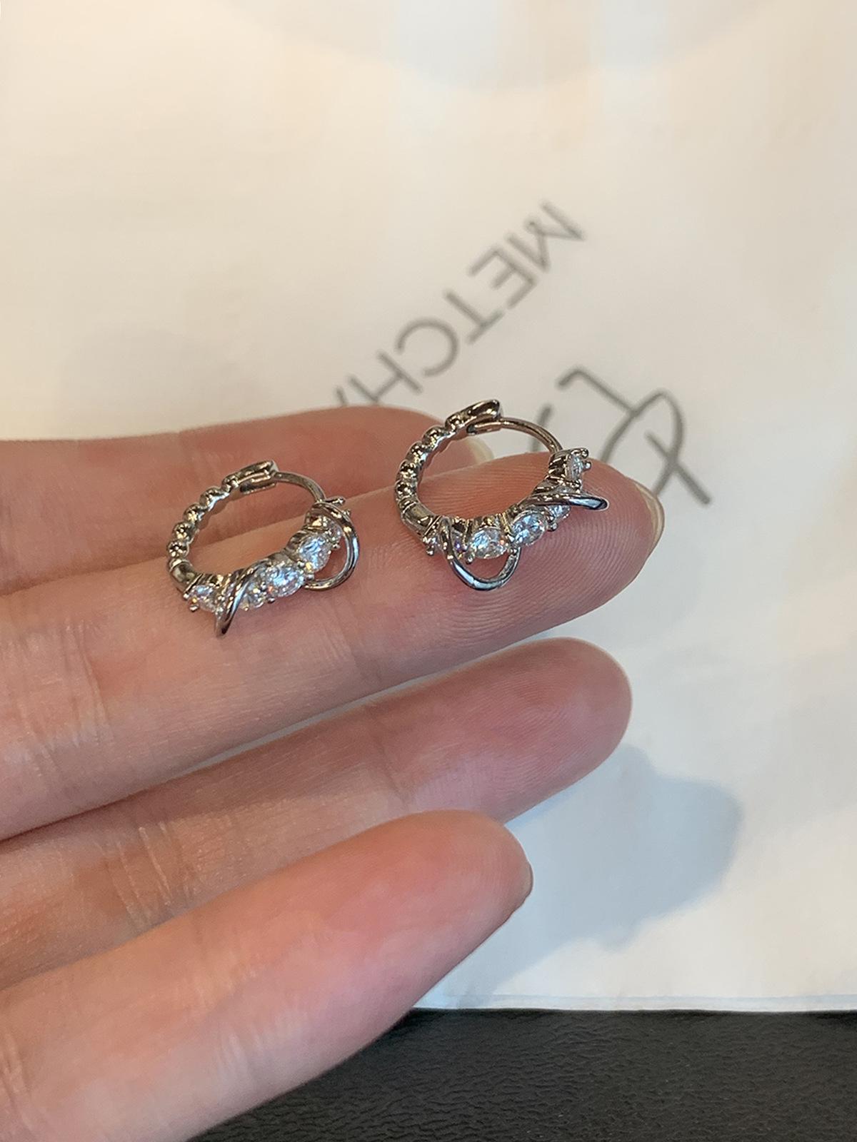 

Exquisite small and versatile zircon earrings women s unique niche design silver needle earrings light luxury high-end temperament ear buckles 925 silver needles
