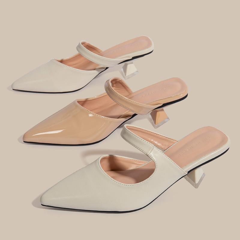 Mode lackiertes Leder mittelhohe Absätze Pantoffeln Damen Knöchelband Ausschnitt Party Pantoletten Schuhe spitze Zehen komische Absätze Sandalen Größe 43