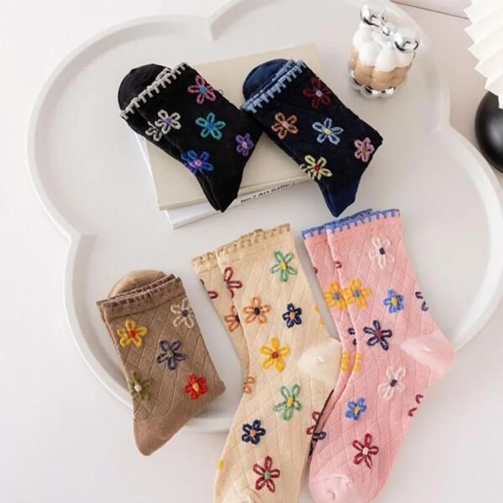 Hollige Aoi Women s Embossed Flower Cotton Blend Mid-calf Socks ivory