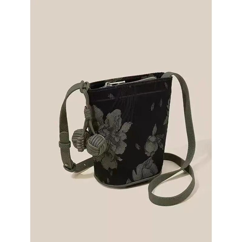 

Small bucket bag women s new spring and summer new Chinese style casual versatile shoulder messenger bag чорний