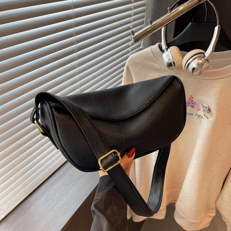 Today's popular bags are women's new trendy niche shoulder bags, large-capacity high-end messenger dumpling bags.