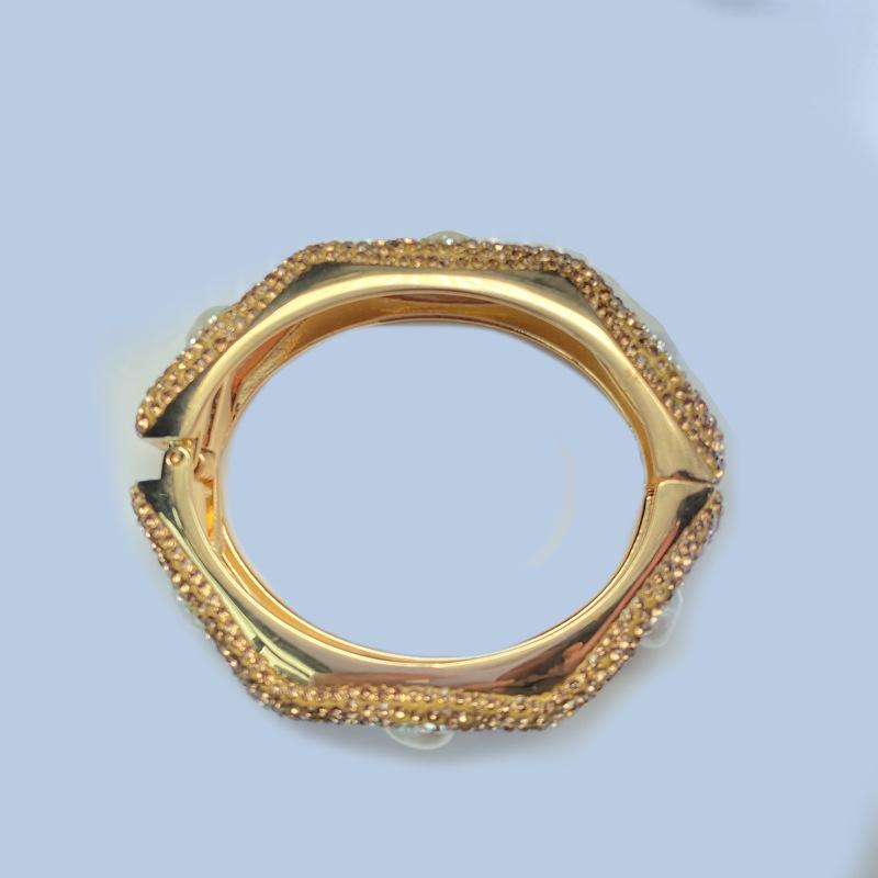 18K Gold-Plated Copper Bracelet with Inlaid Freshwater Pearls - French Fashion Trend