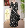 Elegantes V-Ausschnitt-Kleid mit Print und langen Ärmeln für Frühling 2026, Mode für Frauen mittleren Alters.