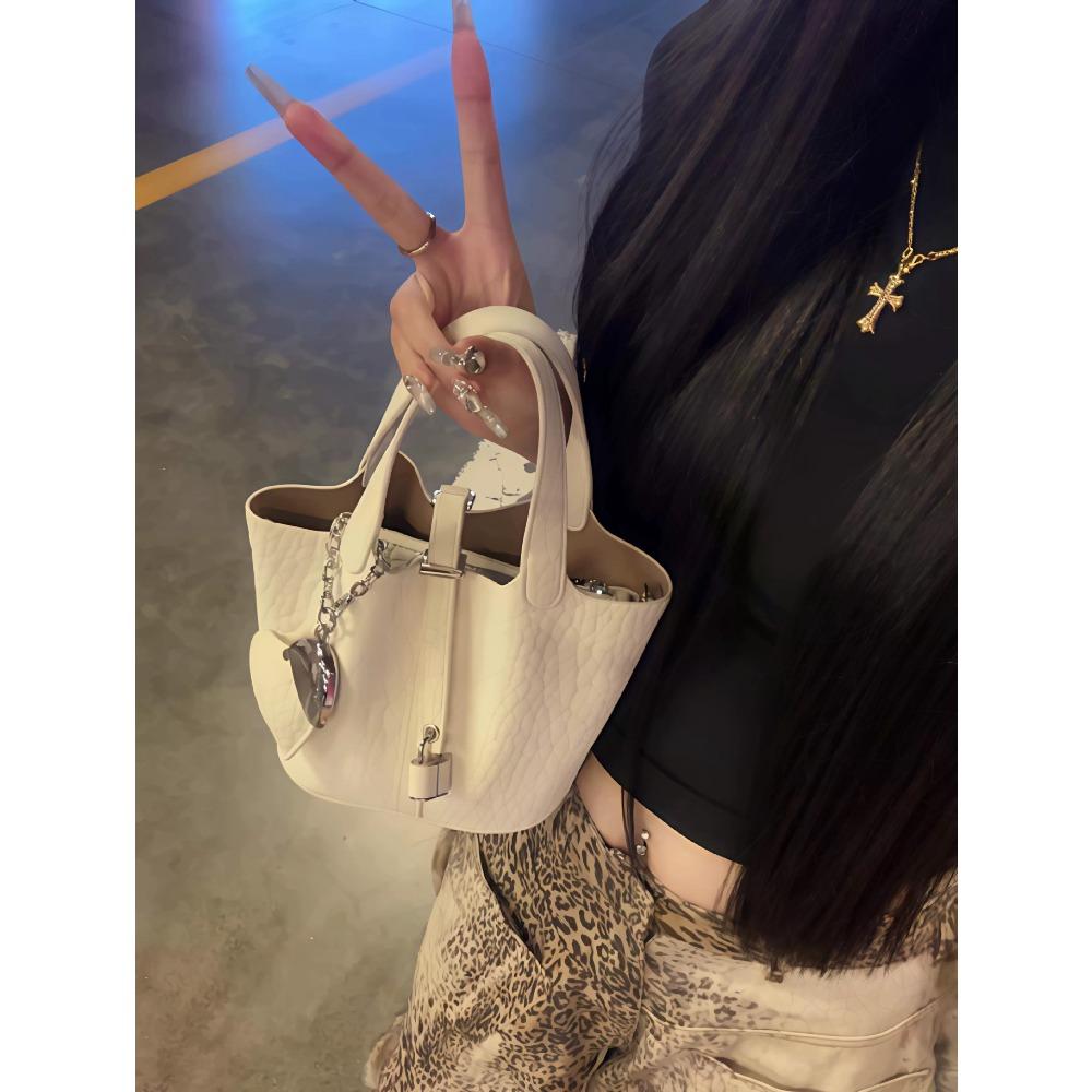 

2025 new Korean niche design vegetable basket bag women s large-capacity commuter tote bag shoulder bag bucket bag