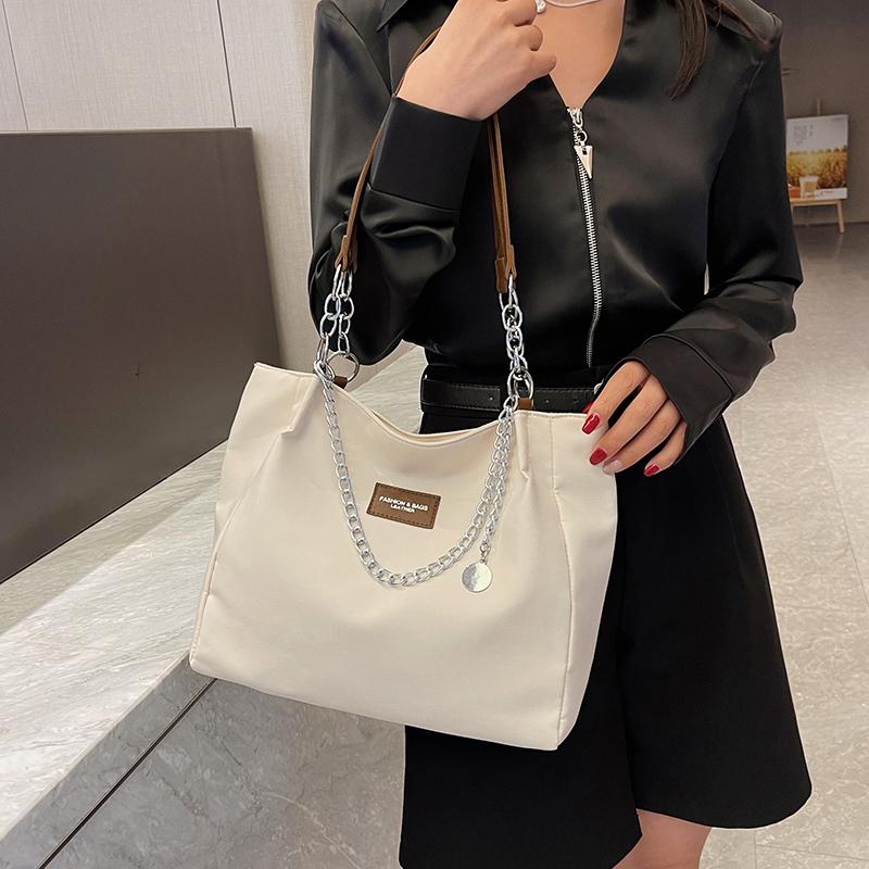 Nylon Einfarbige Große Kapazität Tragetasche Mode Kette Ein Schultertasche Damen Minimalistisch Pendlertasche Premium