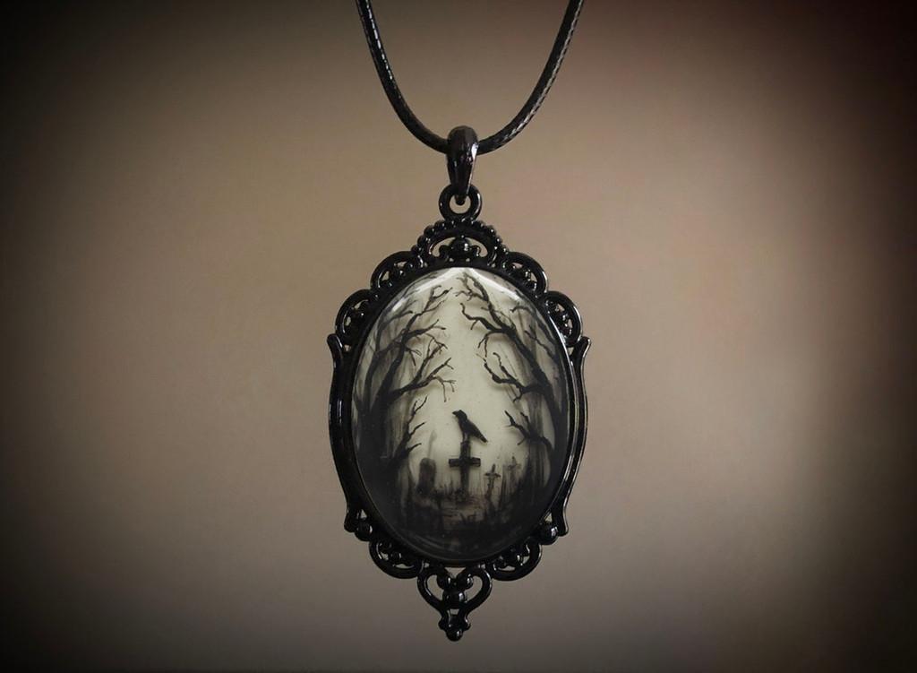 Collana Ciondolo Corvo Gotico con Charm in Lega e Cordino in Pelle per Donne