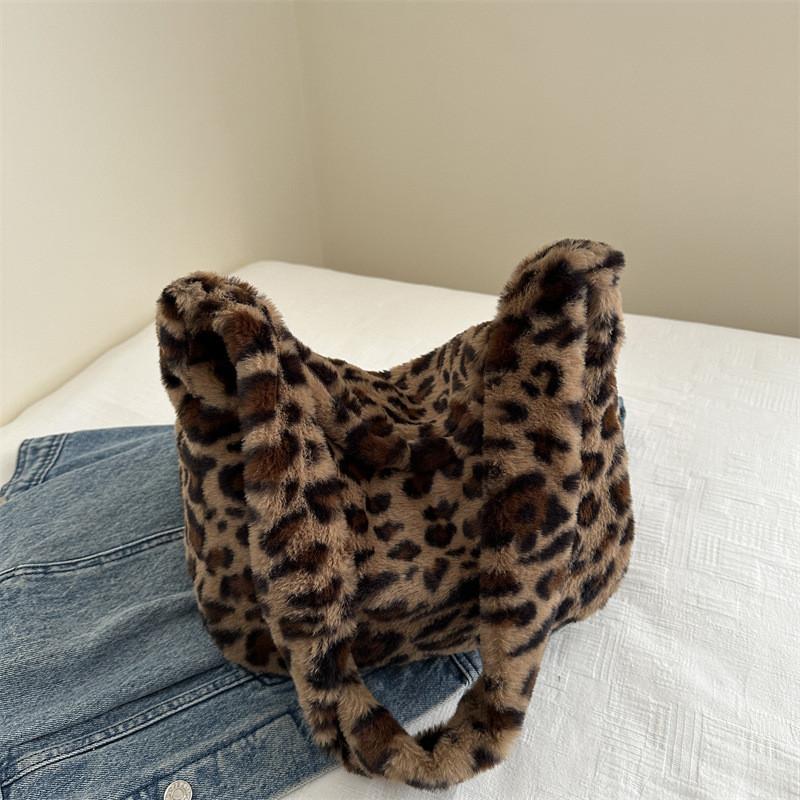 Trendy Retro Plush Leopard Print Shoulder Tote Bag For Women Perfect For Everyday Use