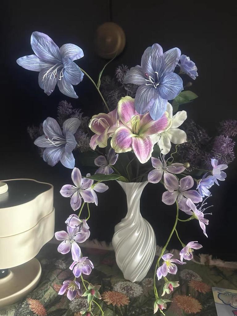 Grădina lui Monet Flori Artificiale Mov: Aranjament Decorativ pentru Fotografii și Vitrine.
