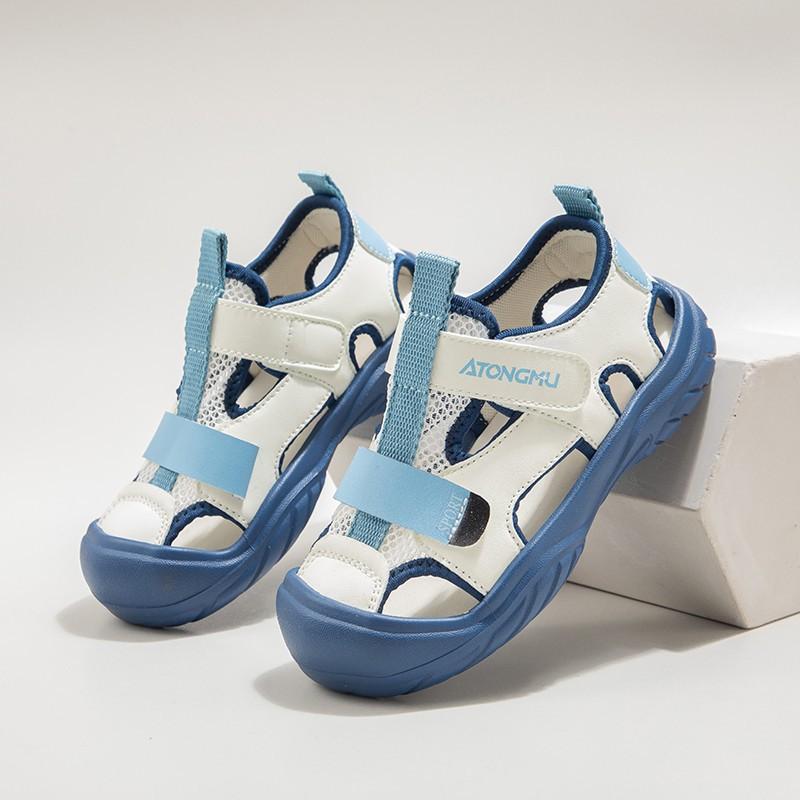 Sandali Baotou da ragazzo estate 2025 nuove scarpe da spiaggia per bambini suola morbida versione coreana traspiranti sandali sportivi da ragazza rete