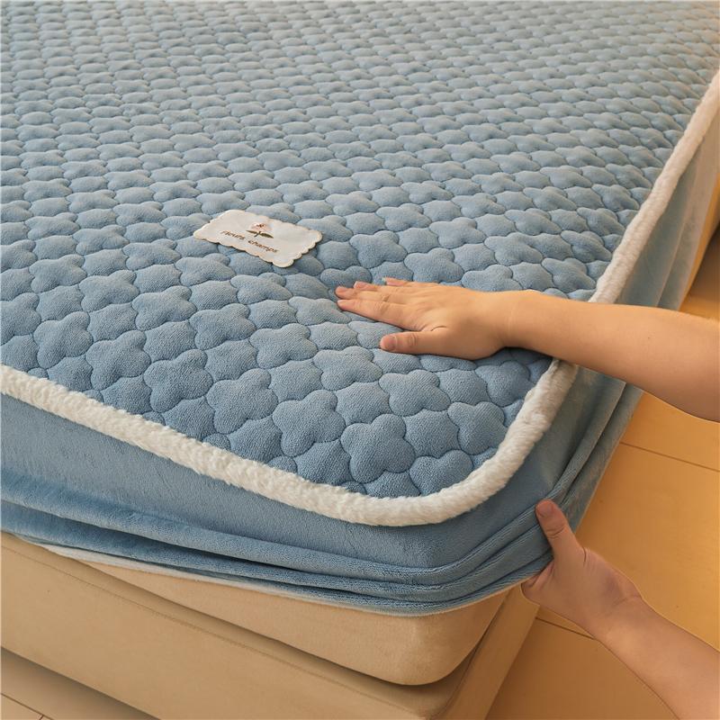 Quilted Bed Cover Velvet Mattress Protector Skin-friendly Bedspread Winter Thickened Bed Linen fundas de colchón (No Pillowcase)