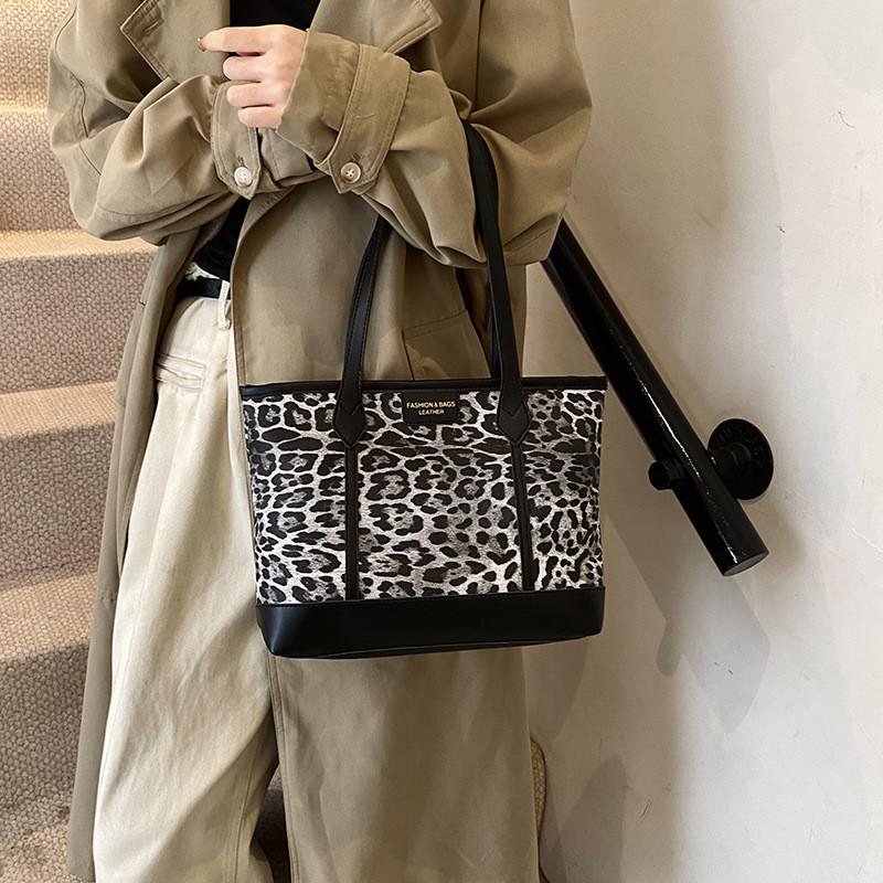 And Modern Elegant Color Block Tote Bag For Women Featuring Chic Leopard Print And Zipper Closure
