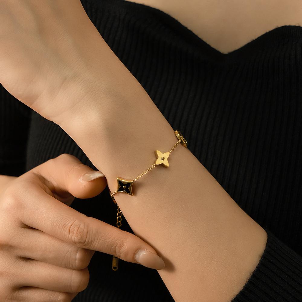 Four Leaf Clover Titanium Steel Bracelet with a Light Luxury and High-end Feel for Women, Simple and Niche, Not Fading Hand Jewelry