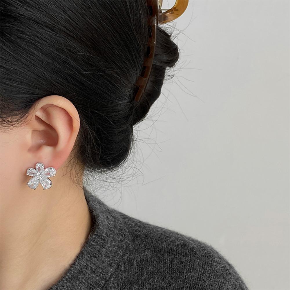 Luxury Temperament Sparkling Zircons Flower-shaped Stud Earrings for Women Exquisite Personality Bride Wedding Designer Jewelry