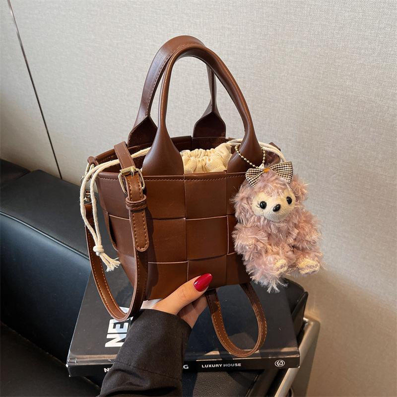 Woven portable bucket bag, women's new high-end fashion vegetable basket, shoulder messenger bag.