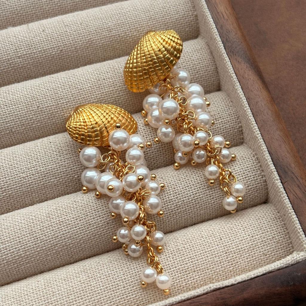 Boucles d'oreilles à motif pompon, Style français à aiguille en argent vintage, Nouveau style de niche, Haut de gamme, Exagérées, Tempérament de luxe léger, Tendance à la mode