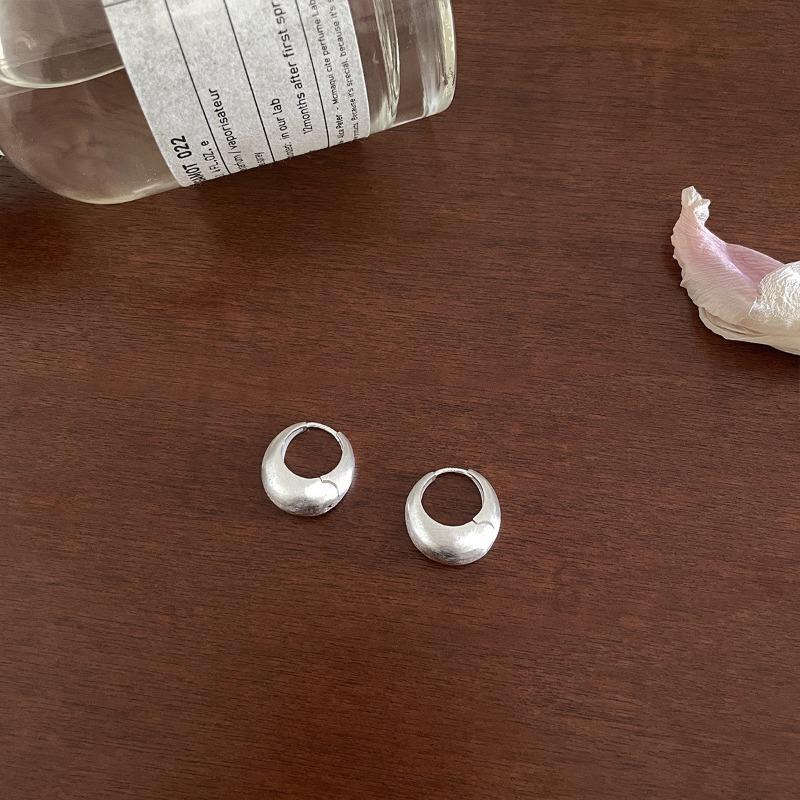 1ПАРА Матовые простые серьги-кольца женские нишевые высококачественные серьги с эффектом — фото 8