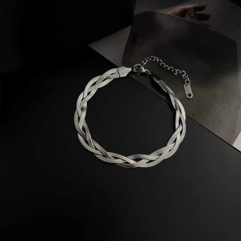 Moda Europeo-Americana Collana a Strati con Catena Piatta a Maglia Serpente a Tre Strati per Donna - Catena Clavicola con Croce in Metallo