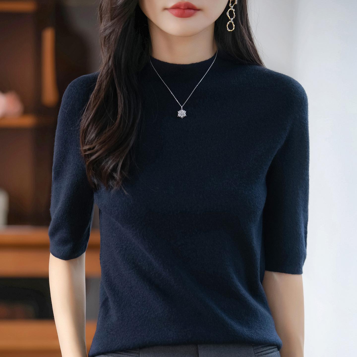 

Жіночий трикотажний светр напіввисокої горловини приталеного крою з рукавами п ять чвертей середньої довжини, осінь 2025 L