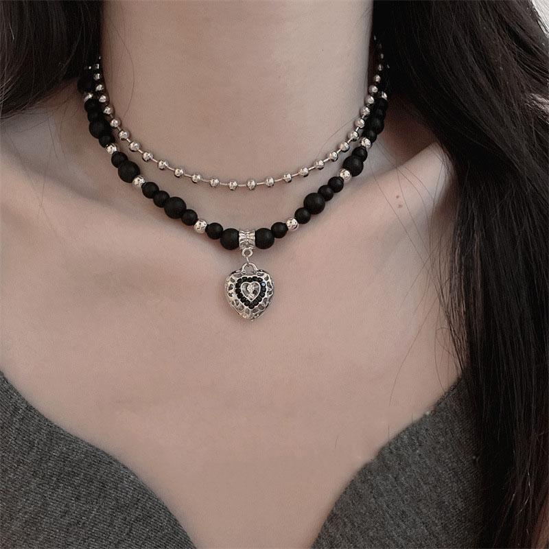 2-Piece Peach Heart Pendant Necklace Design for Women's Fashion Hip Hop Punk Charm Necklace Sweet and Cool Black Beaded Gift