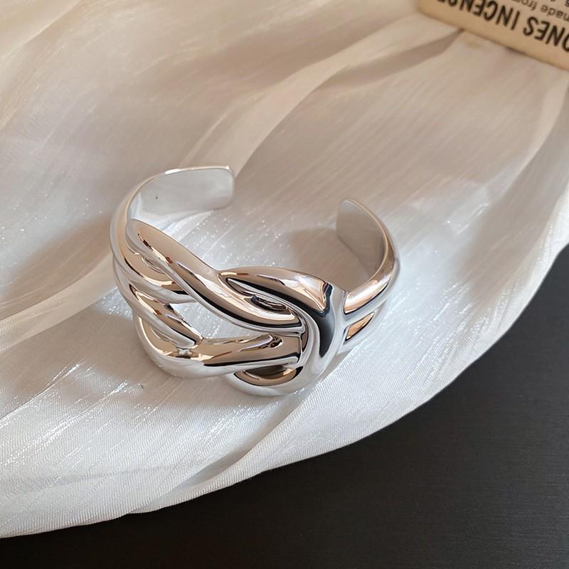 European-American Geometric Metallic Open Bangle: Simple, Versatile, Niche Design Bracelet