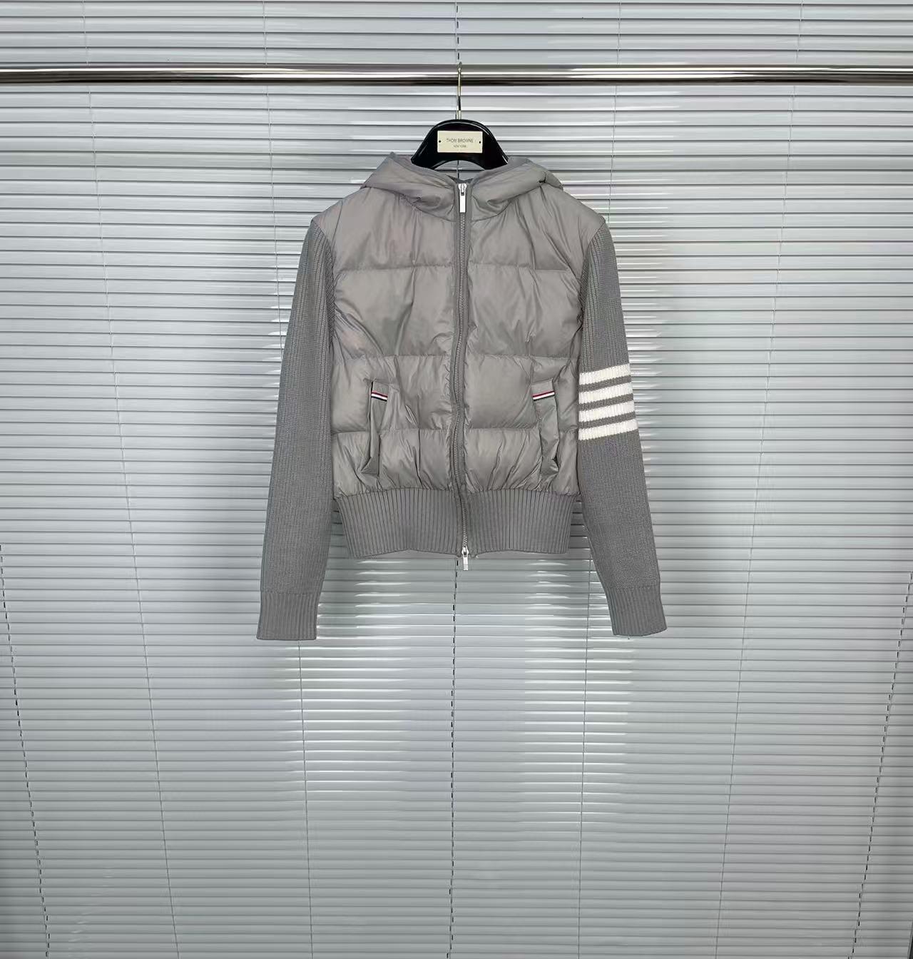 

Женская куртка из белого утиного пуха с капюшоном и рукавами из кашемира