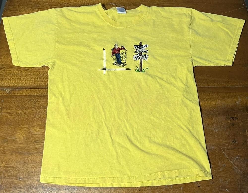 Vintage Kansas Scarecrow Wizard Of Oz Embroidered Art Gildan T-Shirt L Yellow