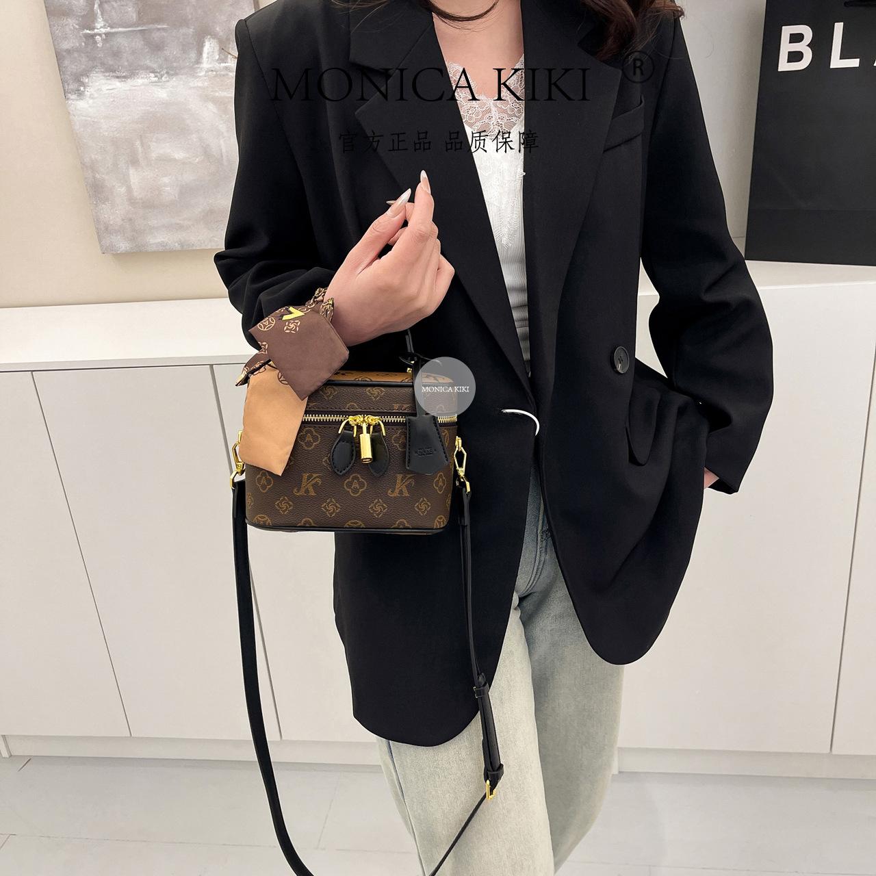 

Monica Qiqi senior sense presbyopia cosmetic box bag women 2025 new model diagonal cross portable small bag