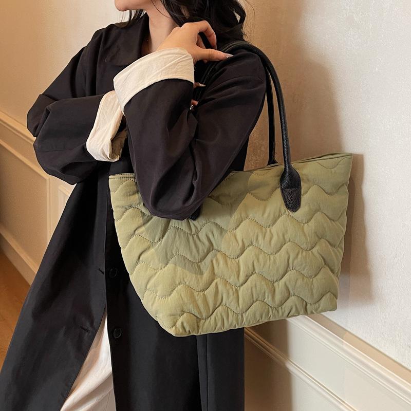 2025 new autumn and winter fashion casual large-capacity shoulder bag trendy versatile retro embroidered thread commuter handbag