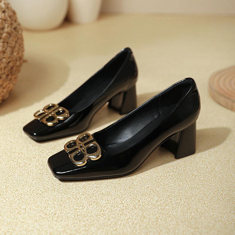 Square head high heels thick heel not tired feet red wedding shoes 2025 spring and autumn new French temperament patent leather light mouth single