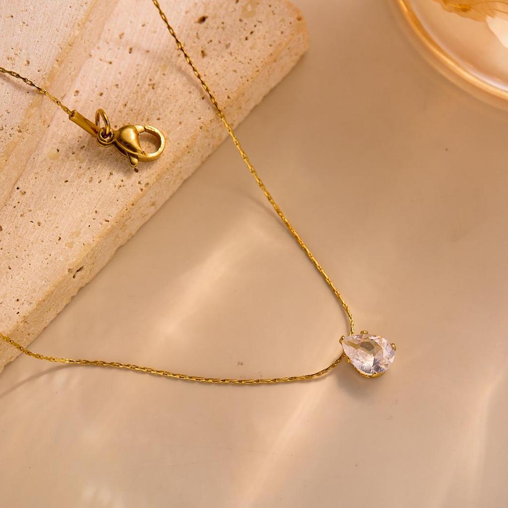 18K Gold Six-Prong Diamond Pendant Necklace - Elegant Summer Clavicle Chain for Women