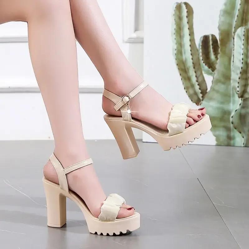 Sandalen für Damen Ein Wort Sommer 2025 Blockabsatz Damenschuhe Keilabsatz mit Plateau Wasserdichtes Schuhwerk Klobig Superhoch Beige