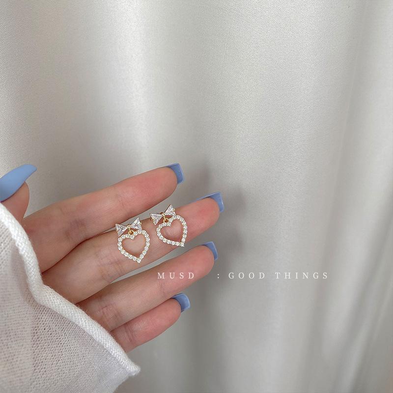 

Hollow love earrings, niche design sense, heart-shaped earrings, high-end sense, light luxury stud earrings, temperament, no ear piercings, ear clips