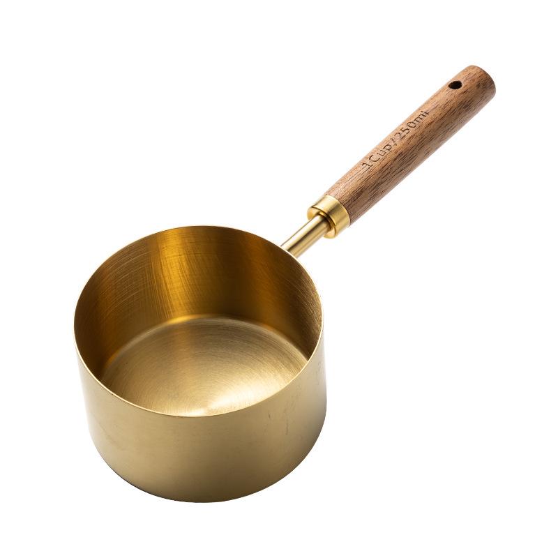 

Набір з 8 предметів мірних чашок і ложок з нержавіючої сталі з золотим покриттям, з ручками з горіхового дерева та мірною ложкою. Ідеальне кухонне приладдя для випічки.