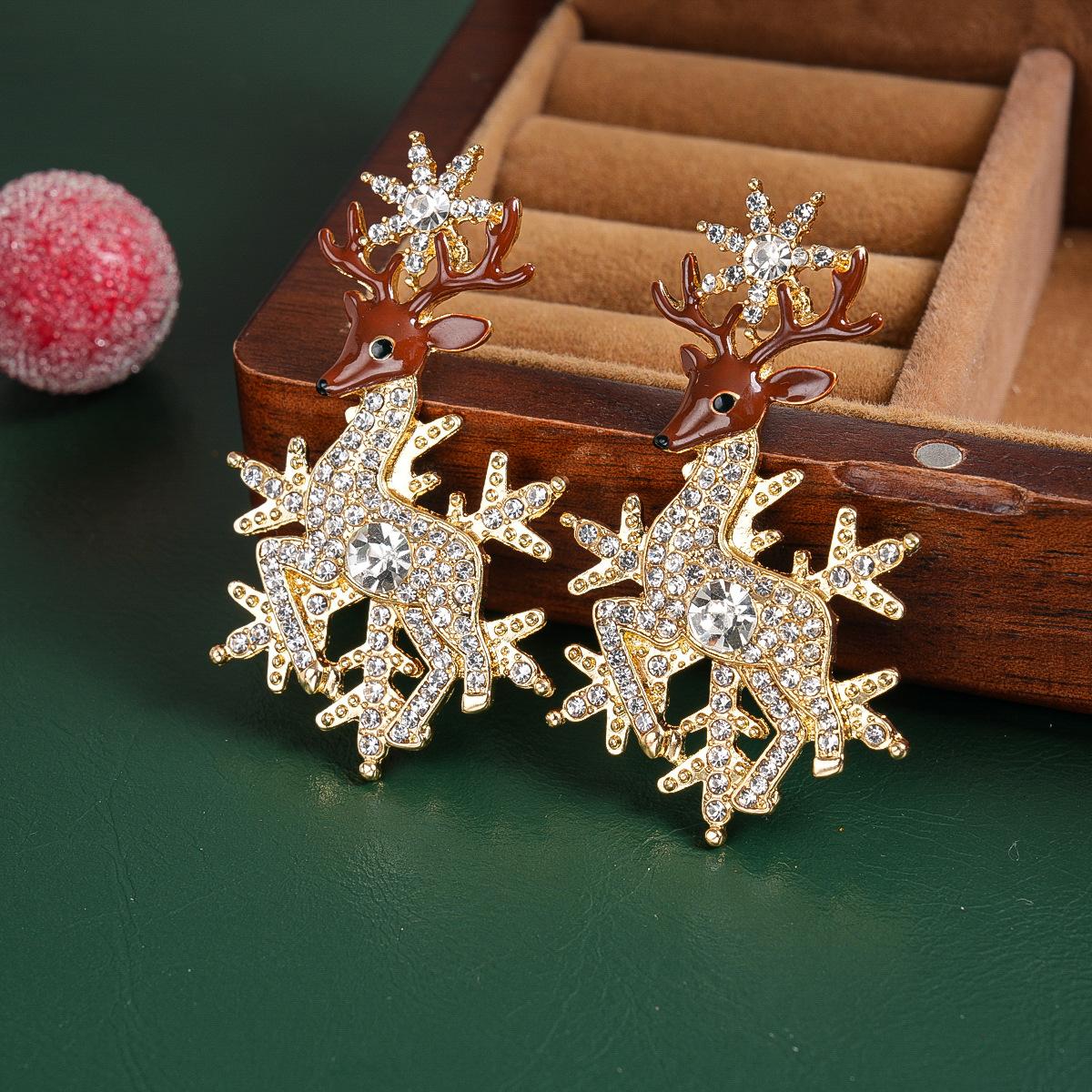 Серьги в стиле легкой роскоши с бриллиантами и эмалью в виде оленя и снежинки на серебряной основе Рождественская атмосфера нишевые серьги