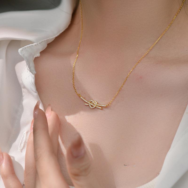 Knot Heart Necklace Full of Diamond, Light Luxury, and High Grade Sense Inn Ladies Necklace Ornaments, Collar Chain Women