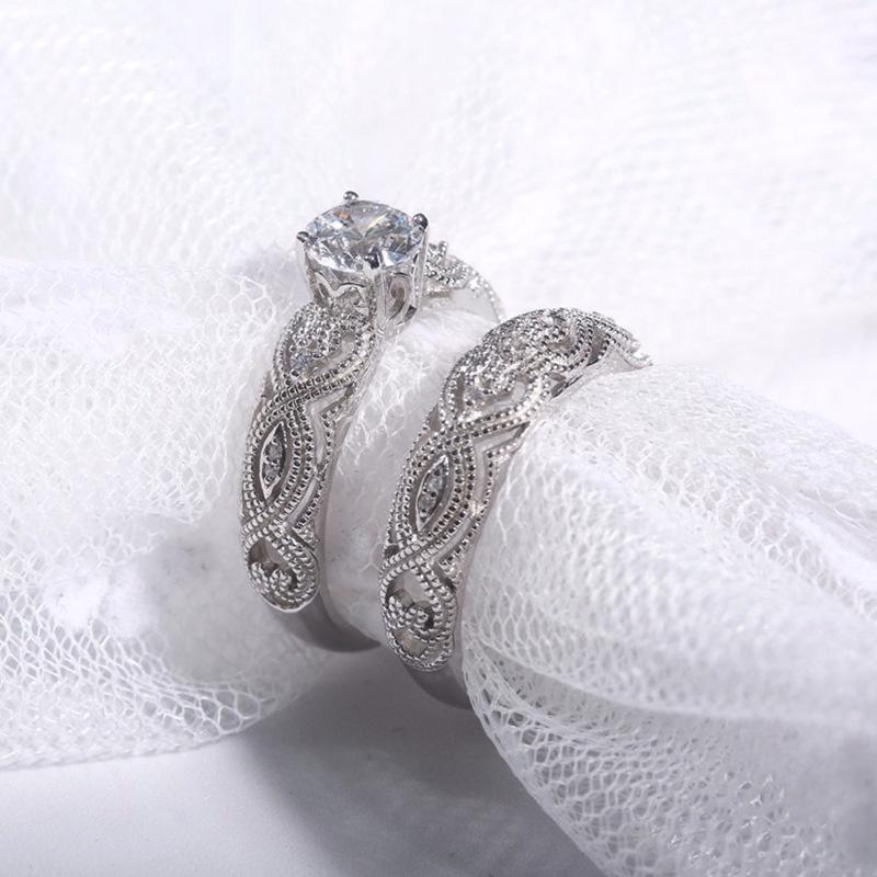 Élégant Ensemble de Bagues de Mariage et de Fiançailles Rétro Blanches 2-en-1 pour Femmes avec Cœurs pour les Mariées