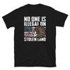 T-shirt Unisex a Maniche Corte Americano-Indiano Nessuno è Illegale su Terra Rubata