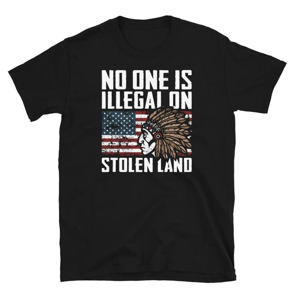 T-shirt Unisex a Maniche Corte Americano-Indiano Nessuno è Illegale su Terra Rubata